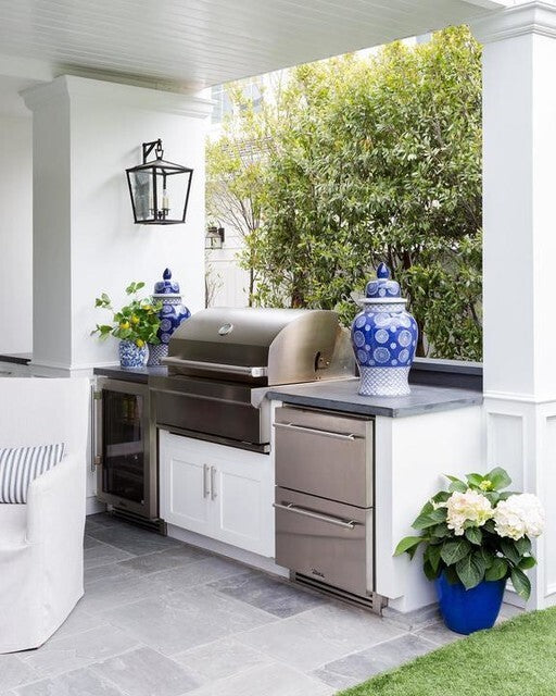 Visual Comfort Darlana Medium Bracket Lantern