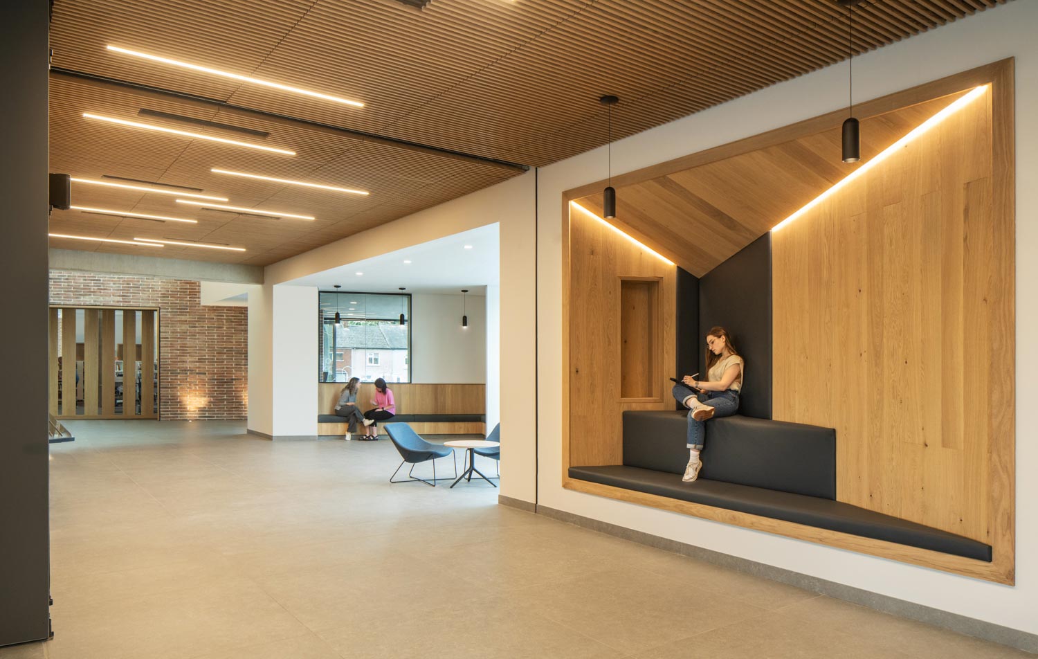 Recepció amb il·luminació lineal integrada al sostre i les parets