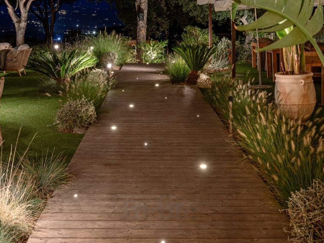 Empotrables in-lite DOT a lo largo de una pasarela de madera bajo pinos piñoneros