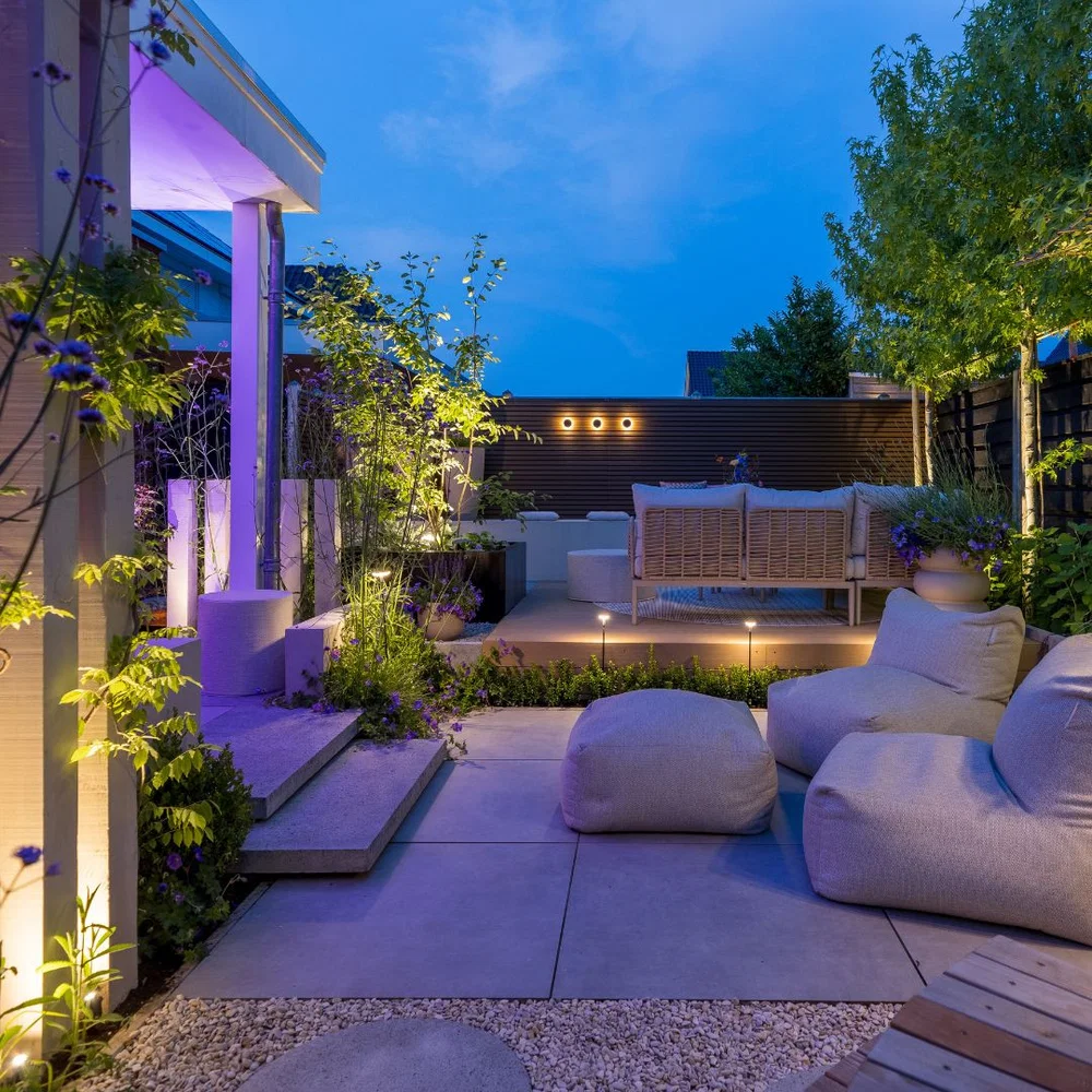 Luminarias exteriores SWAY de in-lite entre la vegetación del jardín