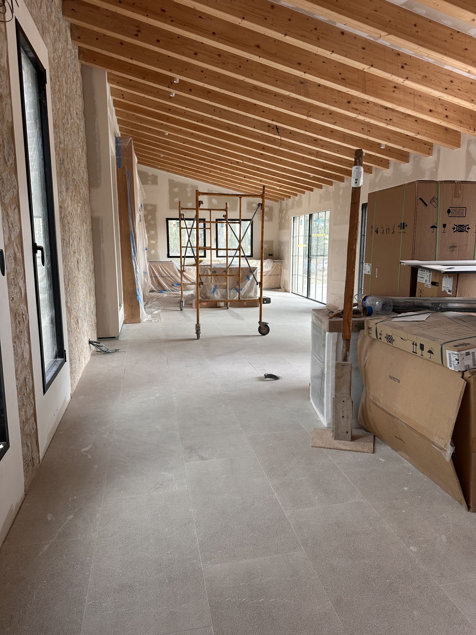 Interior de una finca de obra nueva en Mallorca durante los acabados, lista para recibir las compras de iluminación